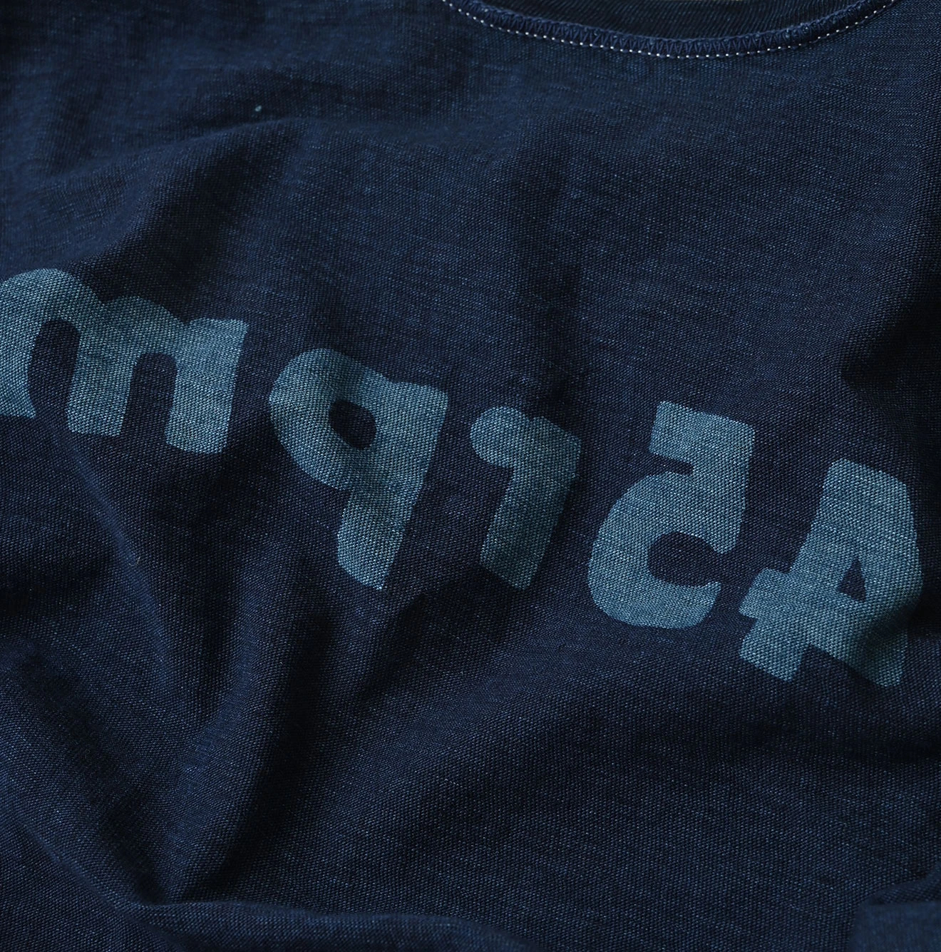 45R(フォーティファイブアール) |マルフツラロゴプリントの908竹比古Tシャツ（インディゴ）
