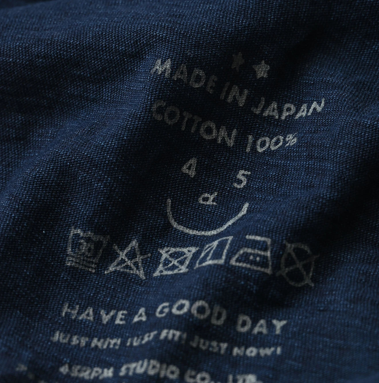 45R(フォーティファイブアール) |マルフツラロゴプリントの908竹比古Tシャツ（インディゴ）