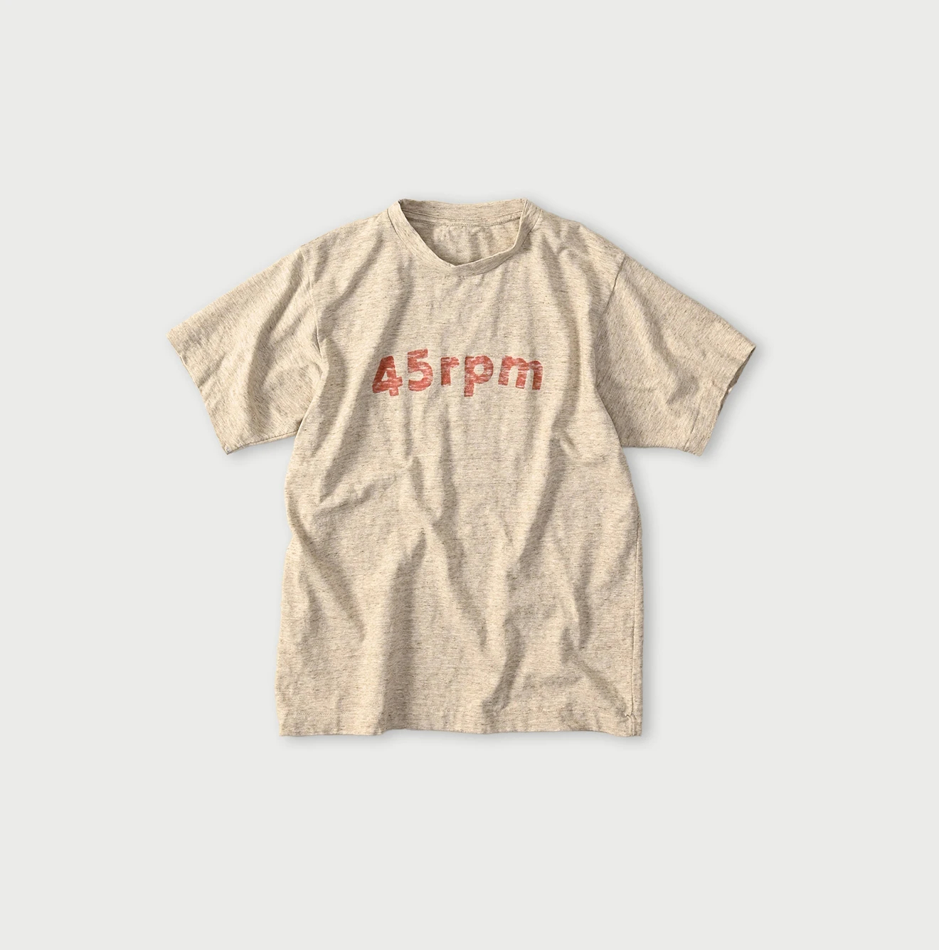 45R(フォーティファイブアール) |マルフツラロゴプリントの908竹比古Tシャツ（トップ）