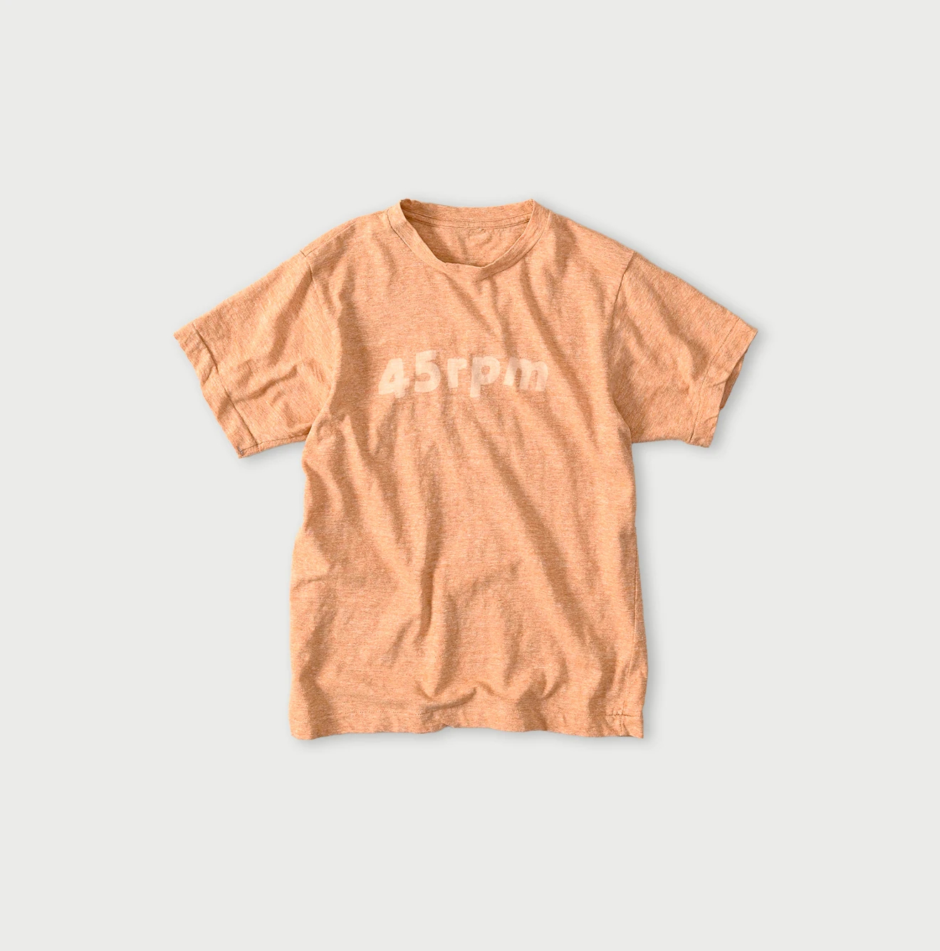 45R(フォーティファイブアール) |マルフツラロゴプリントの908竹比古Tシャツ（トップ）
