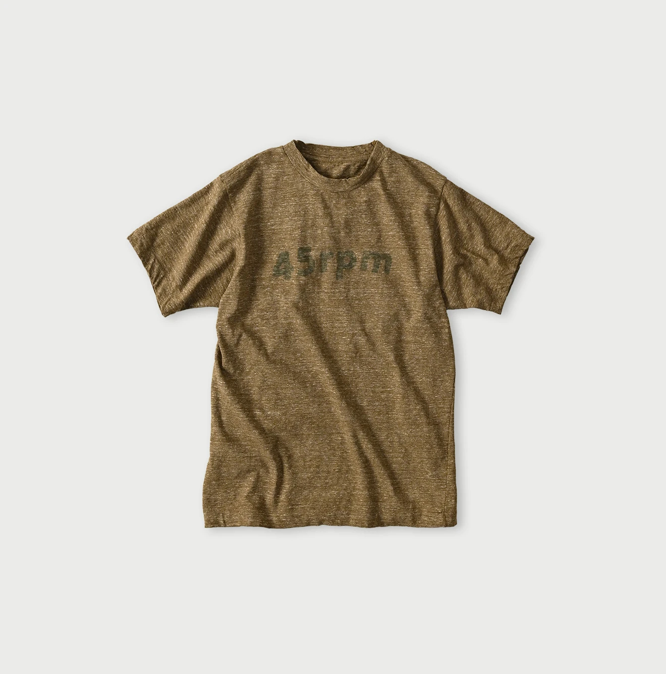 45R(フォーティファイブアール) |マルフツラロゴプリントの908竹比古Tシャツ（トップ）