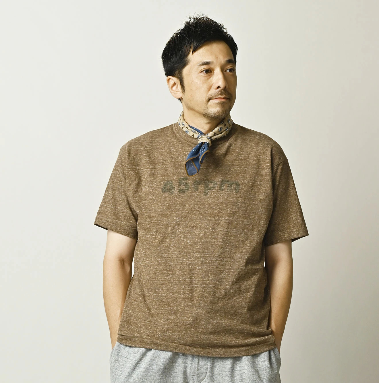 45R(フォーティファイブアール) |マルフツラロゴプリントの908竹比古Tシャツ（トップ）