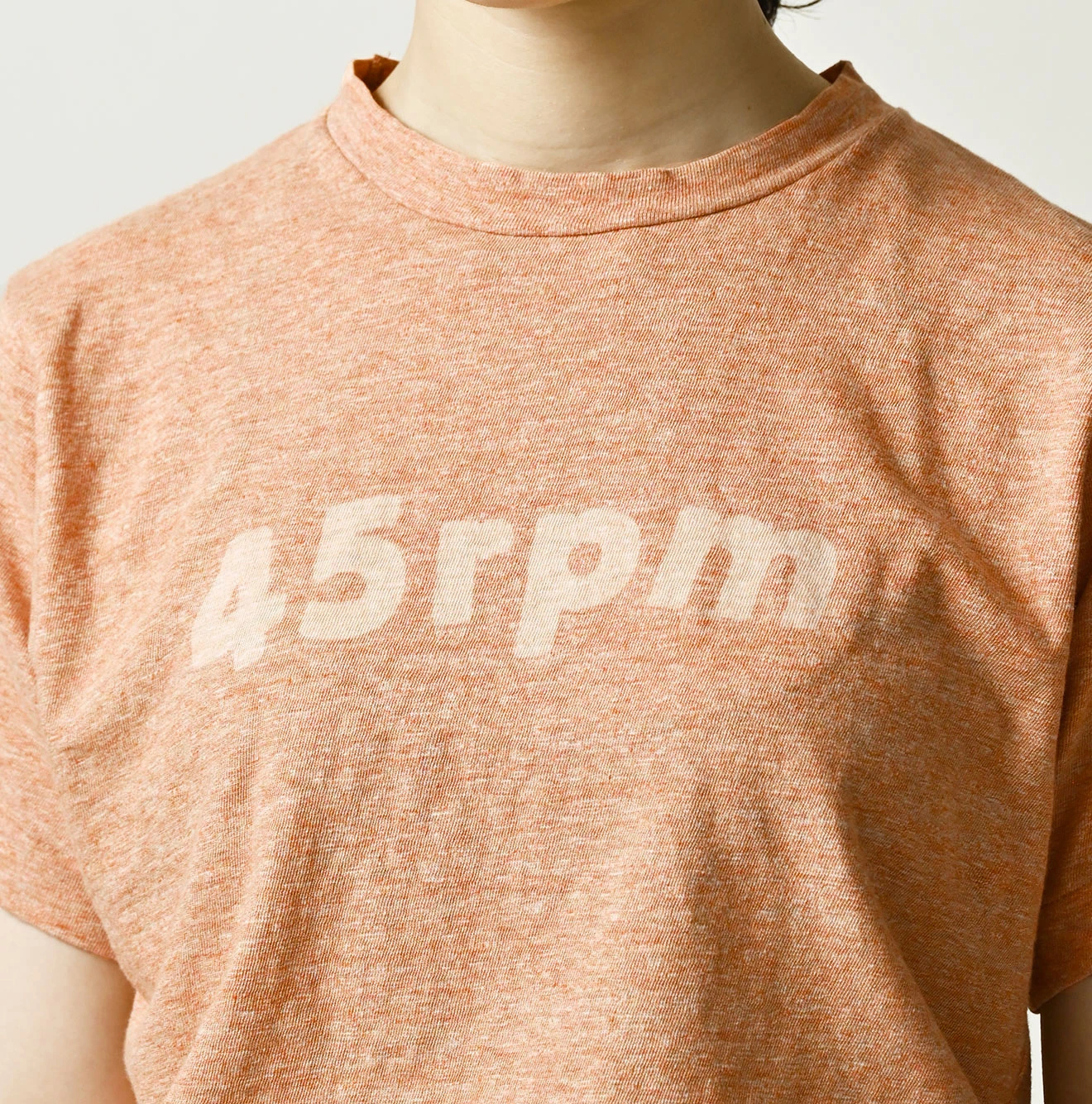 45R(フォーティファイブアール) |マルフツラロゴプリントの908竹比古Tシャツ（トップ）