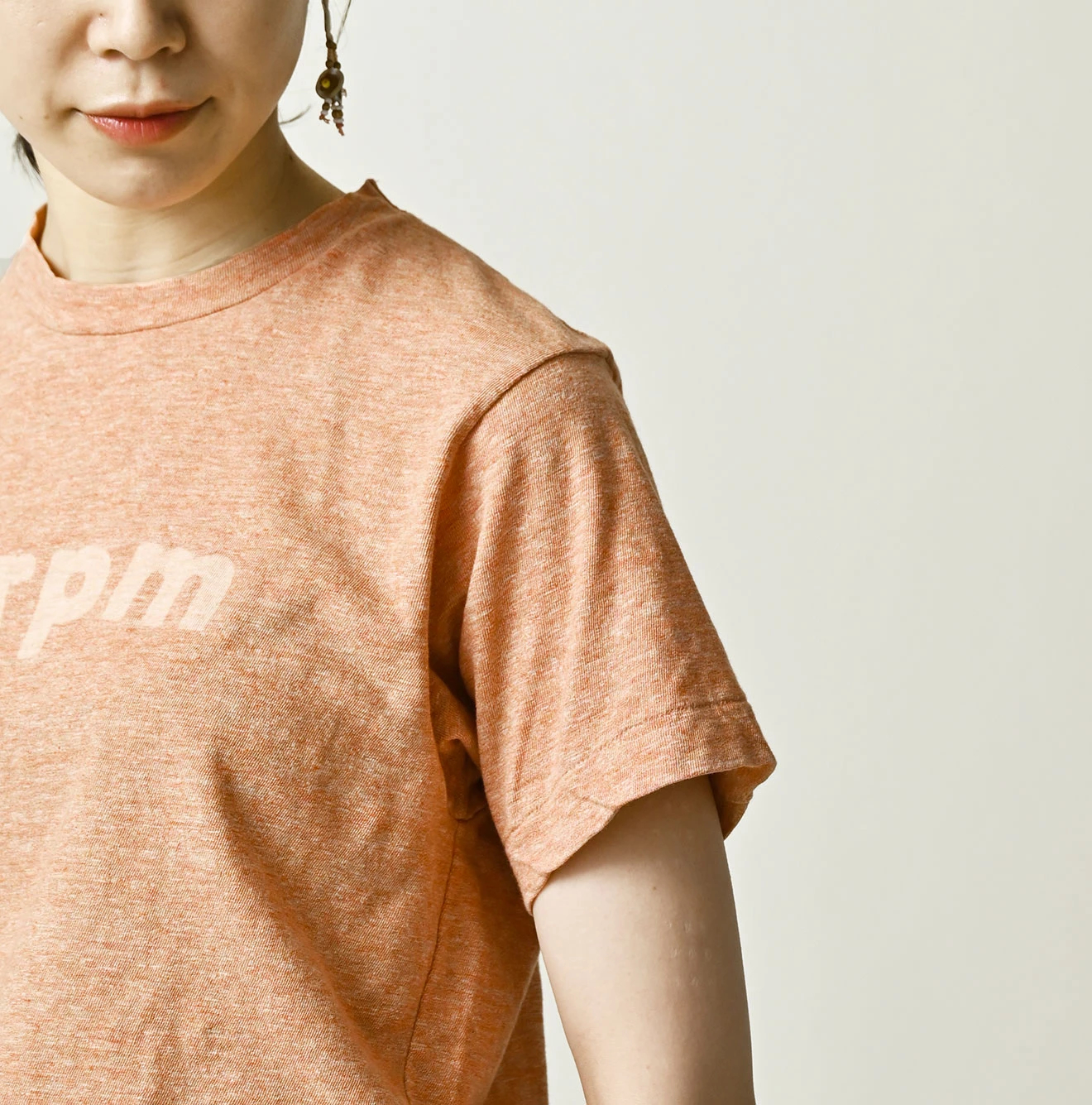 45R(フォーティファイブアール) |マルフツラロゴプリントの908竹比古Tシャツ（トップ）