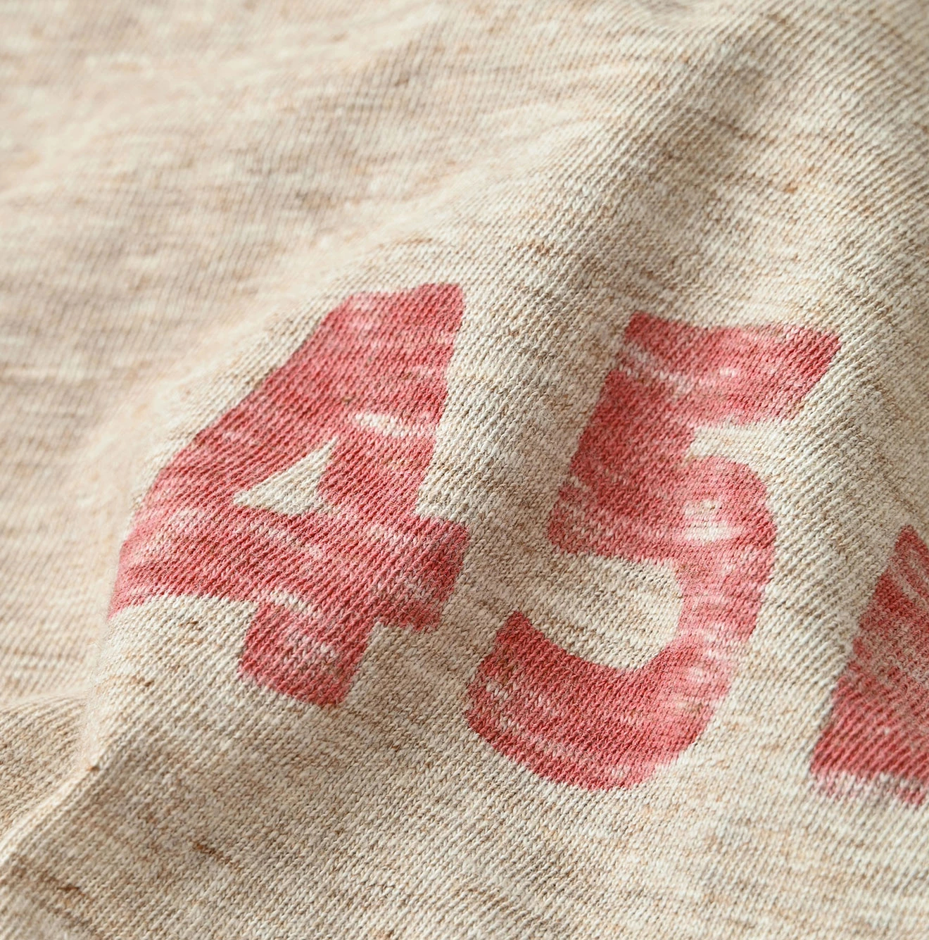 45R(フォーティファイブアール) |マルフツラロゴプリントの908竹比古Tシャツ（トップ）