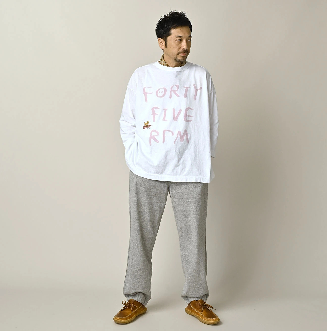 45R(フォーティファイブアール) |ビッグドンキーロゴプリント刺繍の908ビッグスリット比古Tシャツ