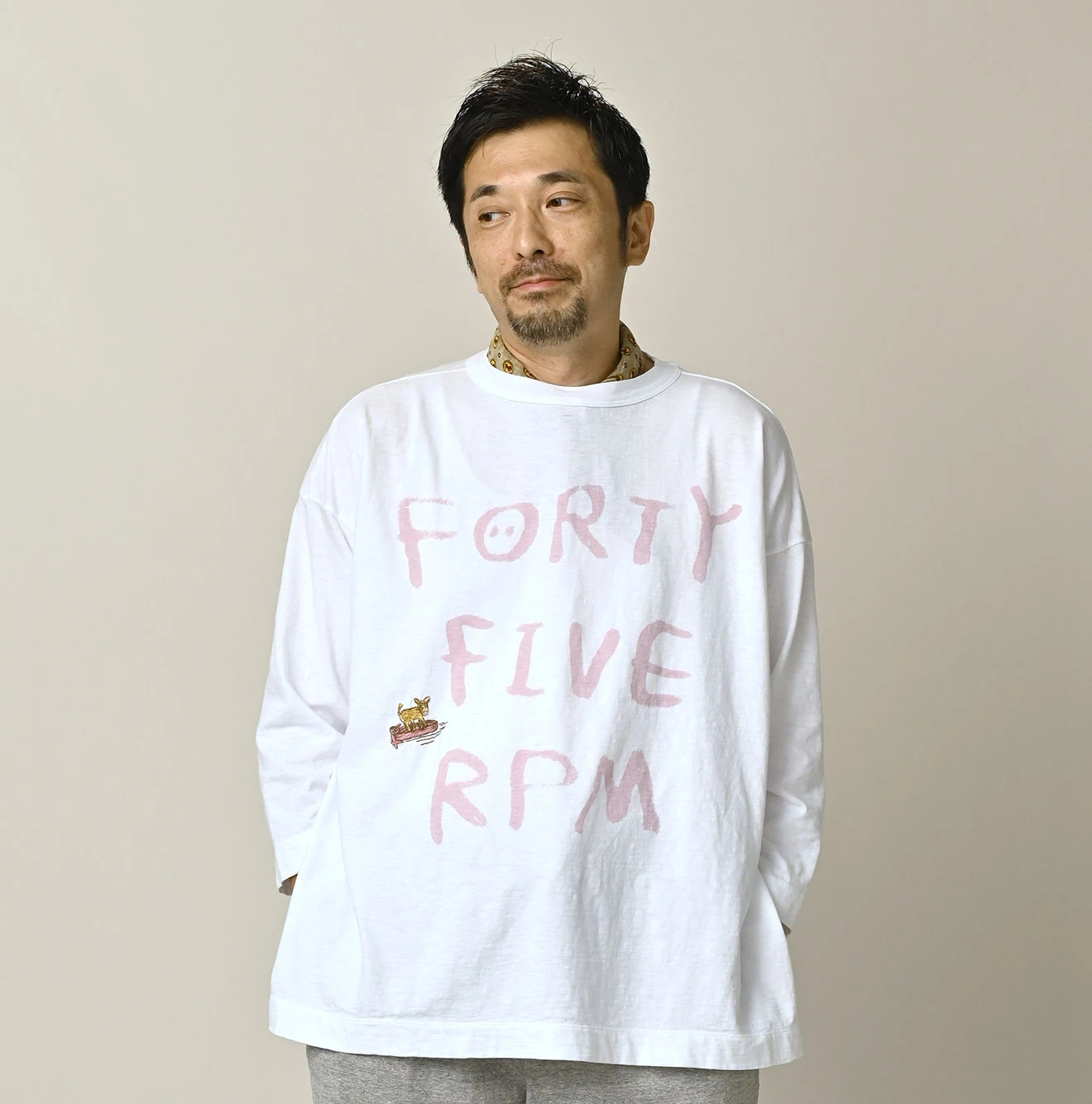 45R(フォーティファイブアール) |ビッグドンキーロゴプリント刺繍の908ビッグスリット比古Tシャツ