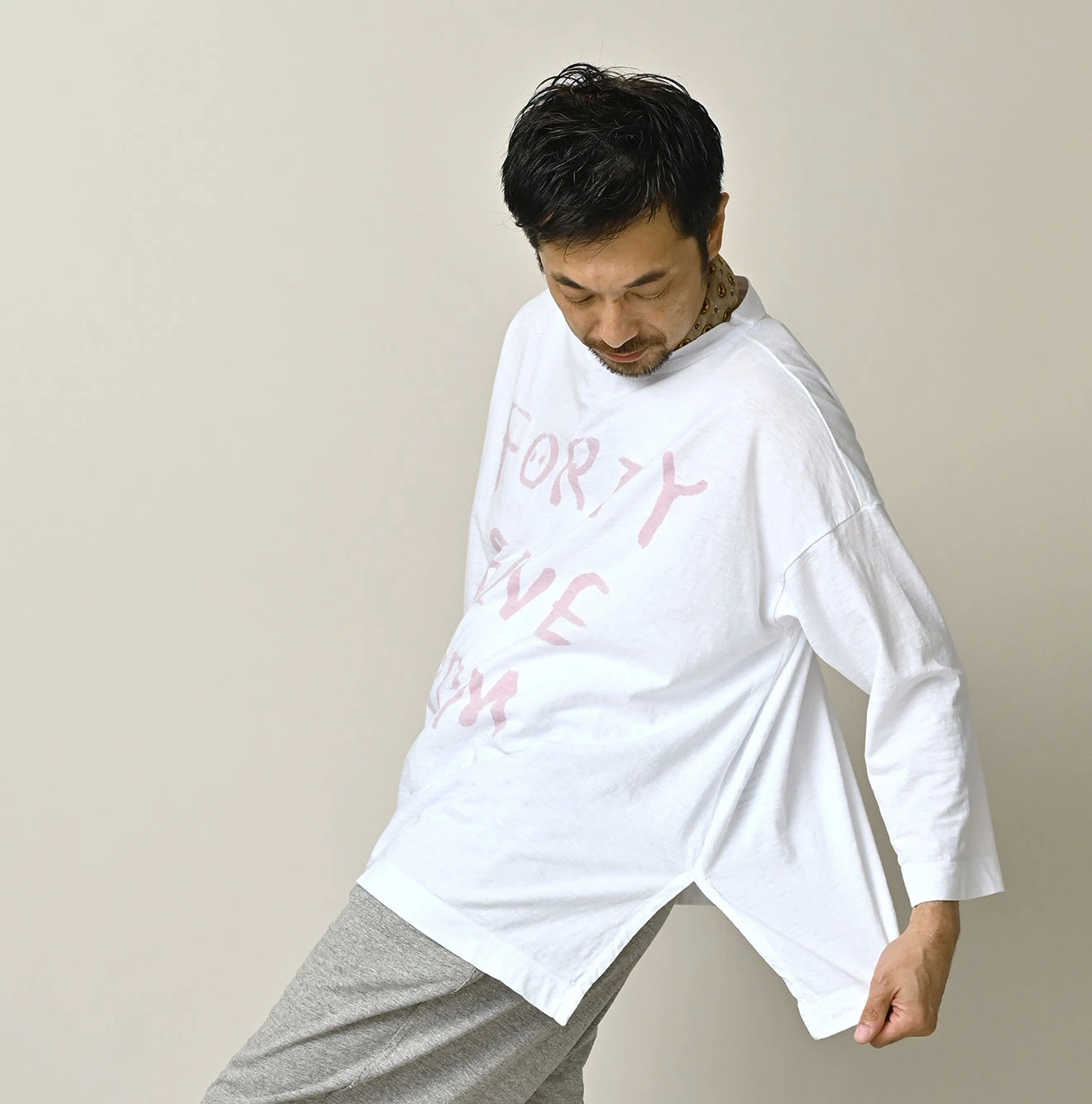 45R(フォーティファイブアール) |ビッグドンキーロゴプリント刺繍の908ビッグスリット比古Tシャツ