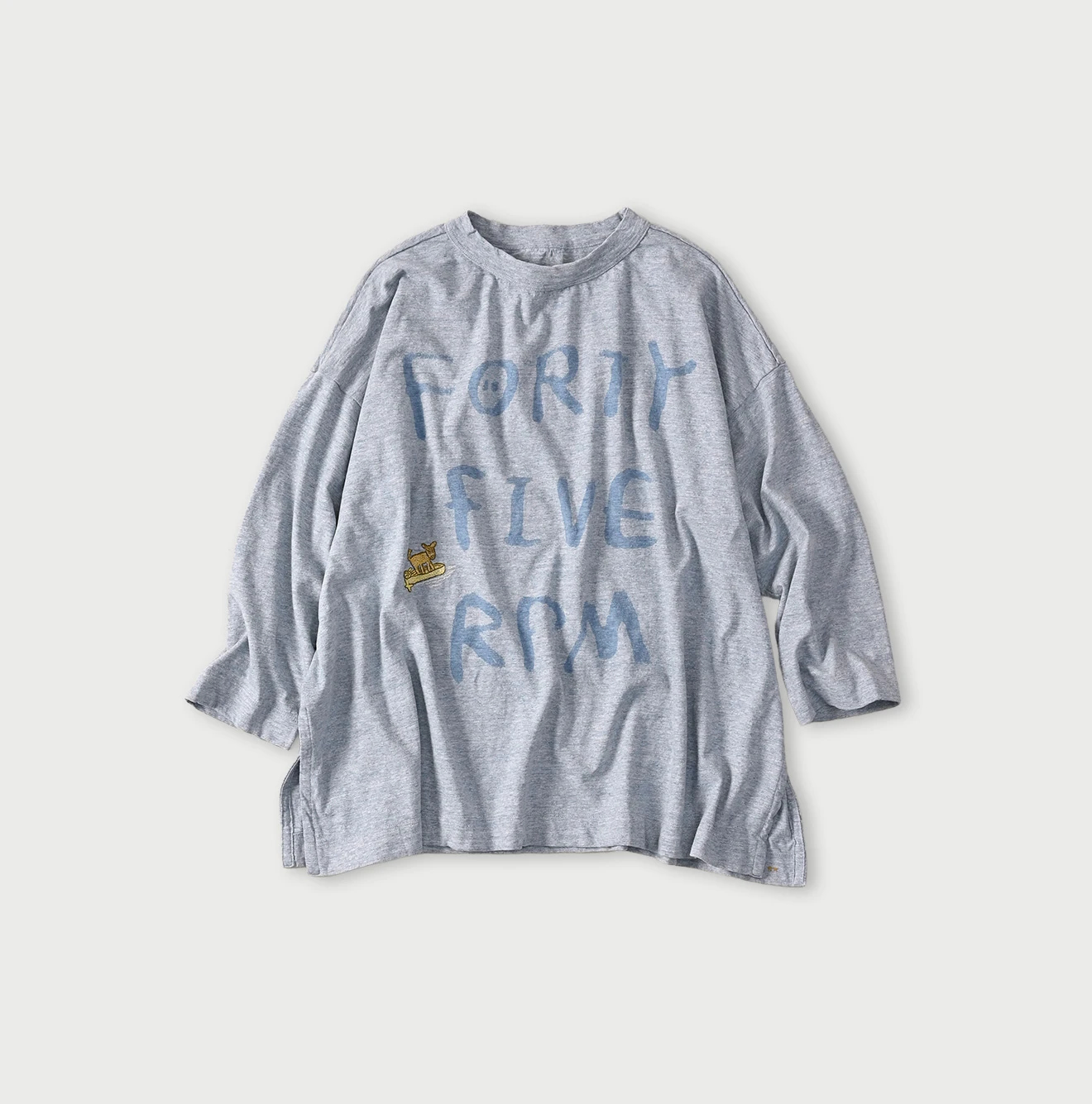 45R(フォーティファイブアール) |ビッグドンキーロゴプリント刺繍の908ビッグスリット比古Tシャツ（トップ）