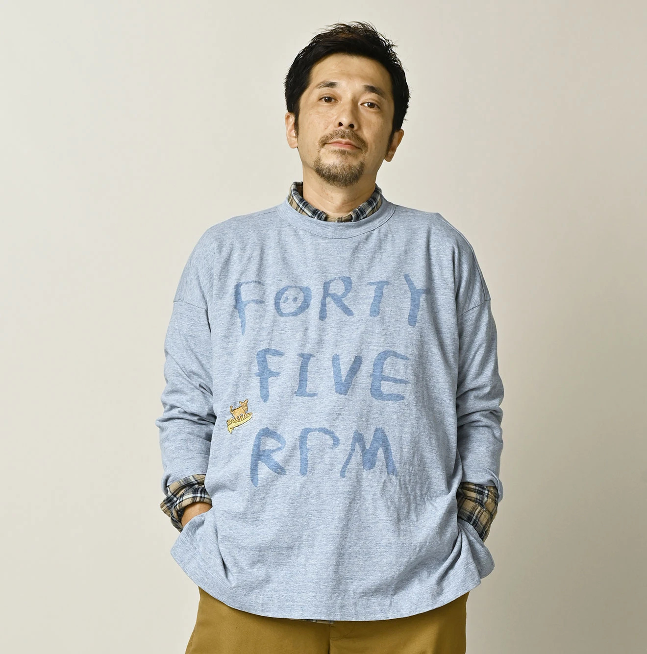 45R(フォーティファイブアール) |ビッグドンキーロゴプリント刺繍の908ビッグスリット比古Tシャツ（トップ）