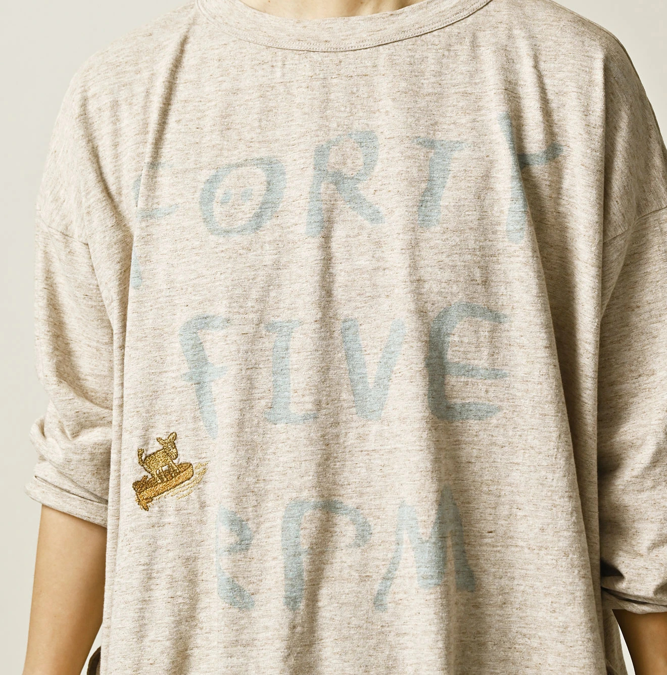 45R(フォーティファイブアール) |ビッグドンキーロゴプリント刺繍の908ビッグスリット比古Tシャツ（トップ）