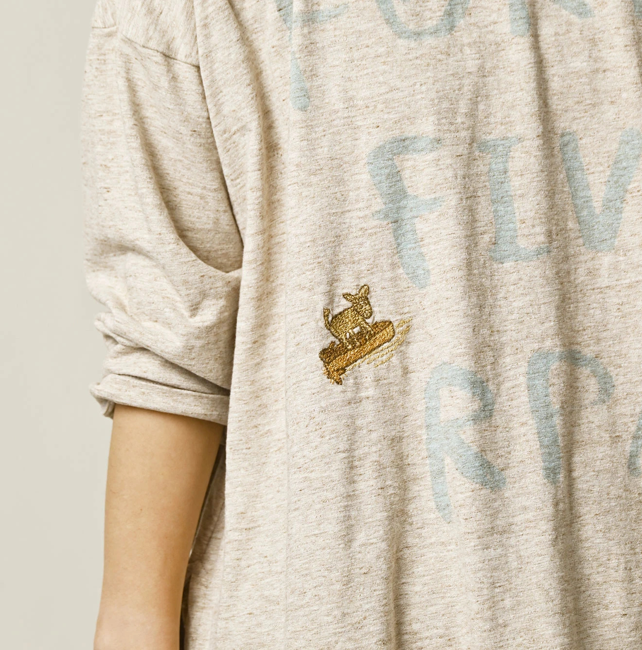 45R(フォーティファイブアール) |ビッグドンキーロゴプリント刺繍の908ビッグスリット比古Tシャツ（トップ）