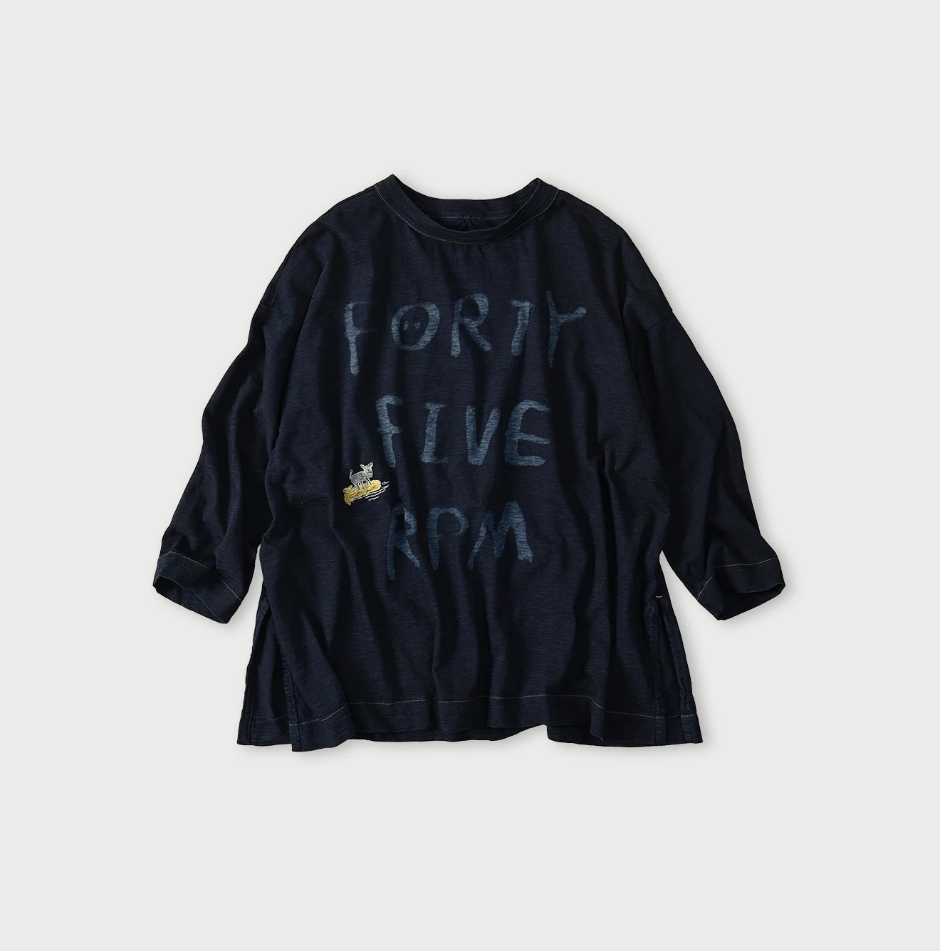45R(フォーティファイブアール) |ビッグドンキーロゴプリント刺繍の908ビッグスリット比古Tシャツ（インディゴ）