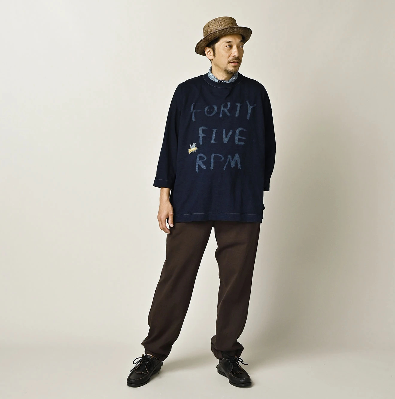 45R(フォーティファイブアール) |ビッグドンキーロゴプリント刺繍の908ビッグスリット比古Tシャツ（インディゴ）
