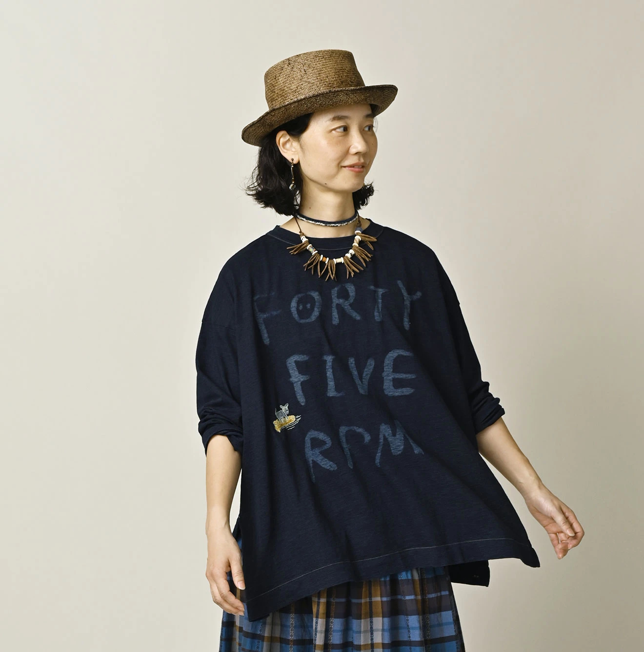 45R(フォーティファイブアール) |ビッグドンキーロゴプリント刺繍の908ビッグスリット比古Tシャツ（インディゴ）