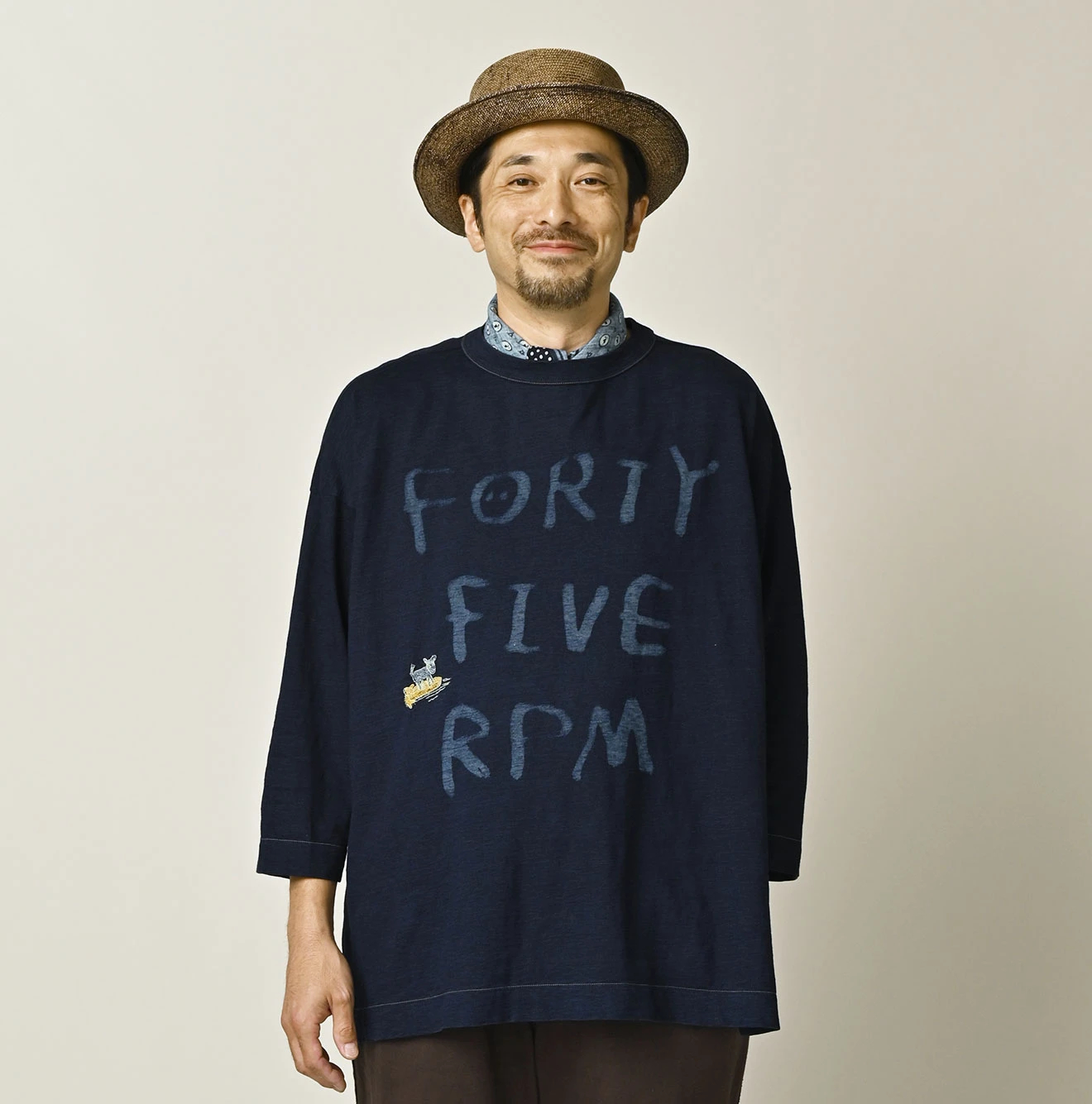 45R(フォーティファイブアール) |ビッグドンキーロゴプリント刺繍の908ビッグスリット比古Tシャツ（インディゴ）