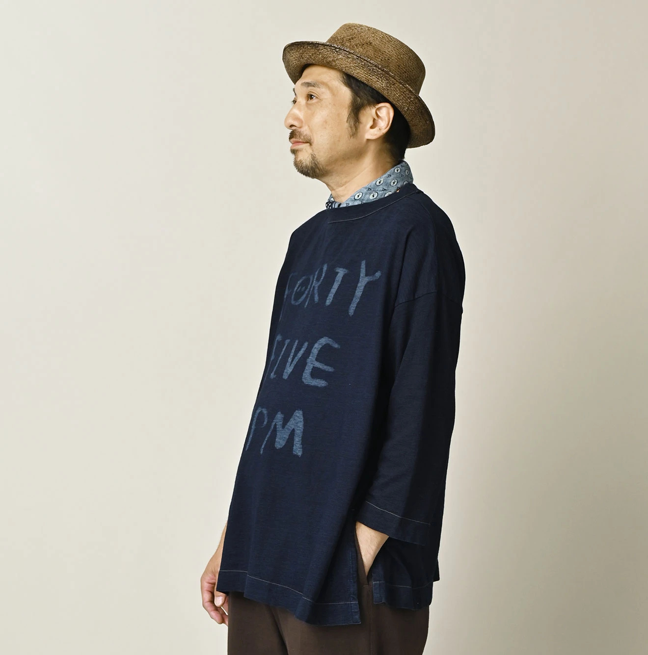 45R(フォーティファイブアール) |ビッグドンキーロゴプリント刺繍の908ビッグスリット比古Tシャツ（インディゴ）