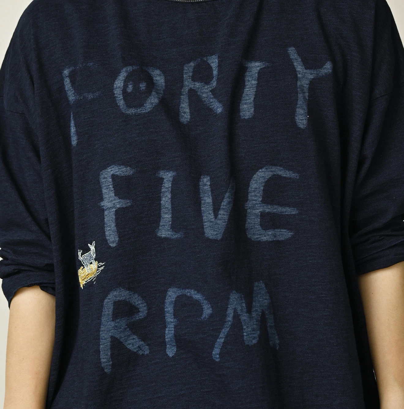 45R(フォーティファイブアール) |ビッグドンキーロゴプリント刺繍の908ビッグスリット比古Tシャツ（インディゴ）