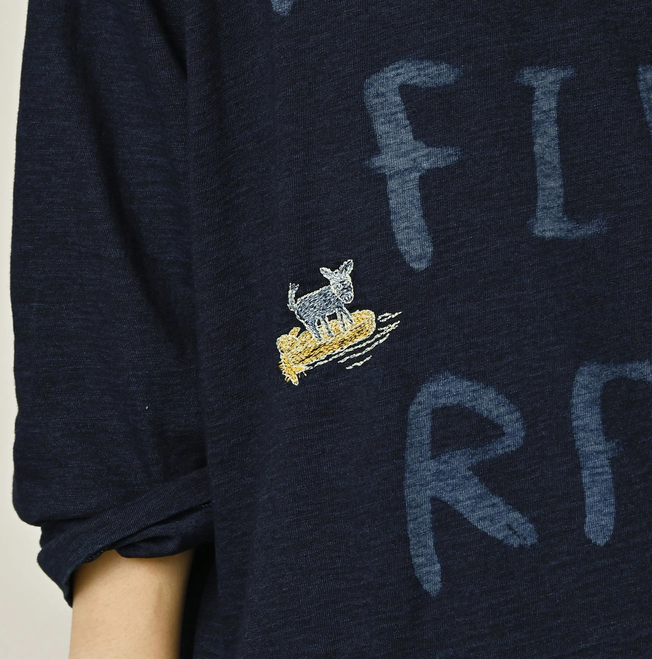 45R(フォーティファイブアール) |ビッグドンキーロゴプリント刺繍の908ビッグスリット比古Tシャツ（インディゴ）
