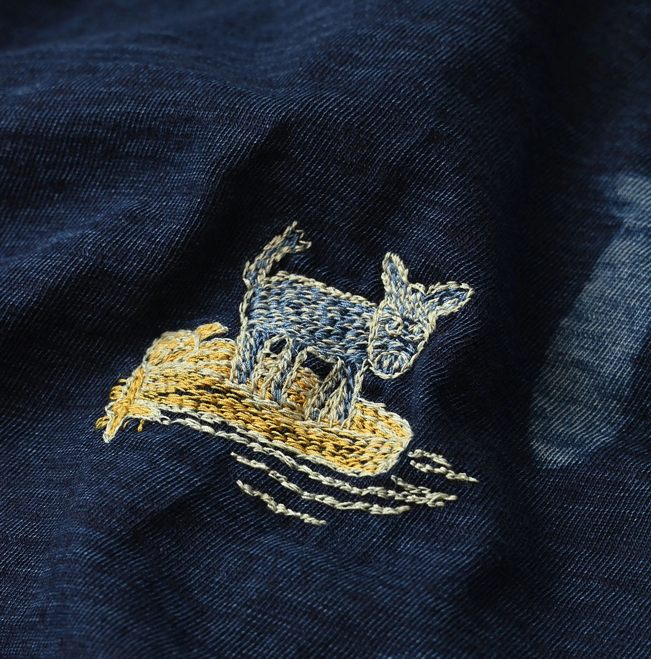 45R(フォーティファイブアール) |ビッグドンキーロゴプリント刺繍の908ビッグスリット比古Tシャツ（インディゴ）