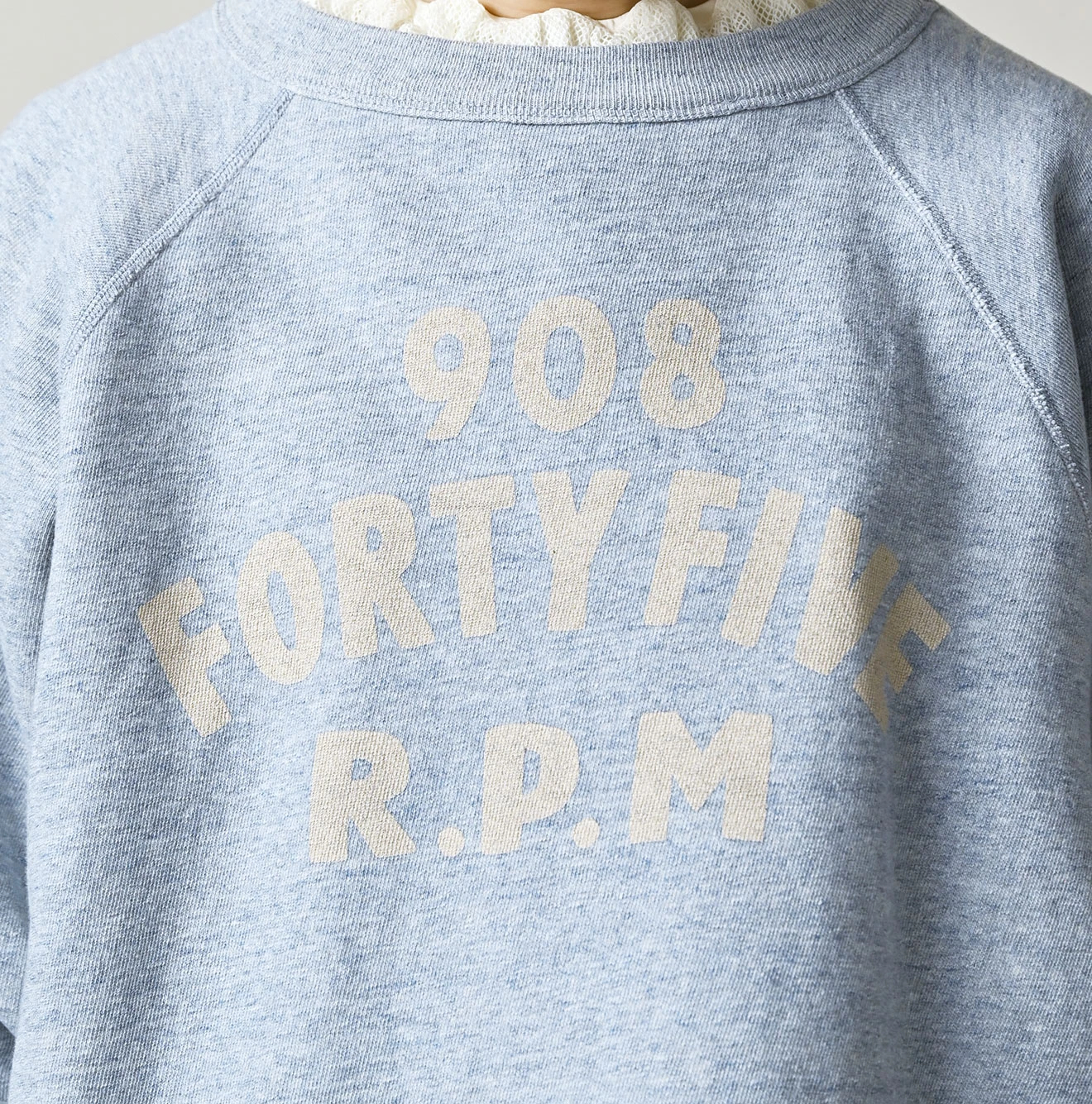 45R(フォーティファイブアール) |ロゴプリント裏毛の908スウェット（トップ）