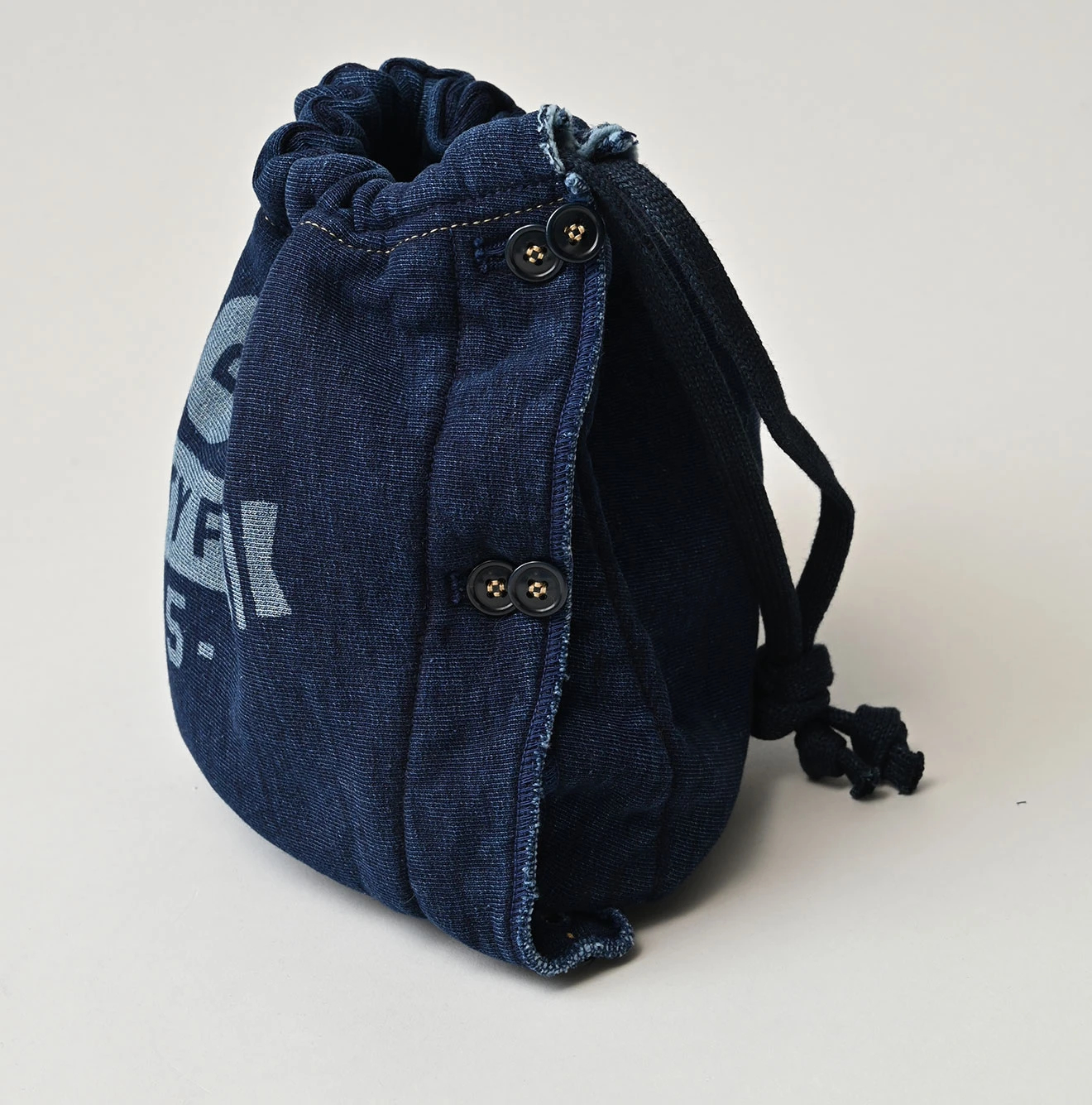 45R(フォーティファイブアール) |カレッジプリント裏毛の巾着フード（インディゴ）
