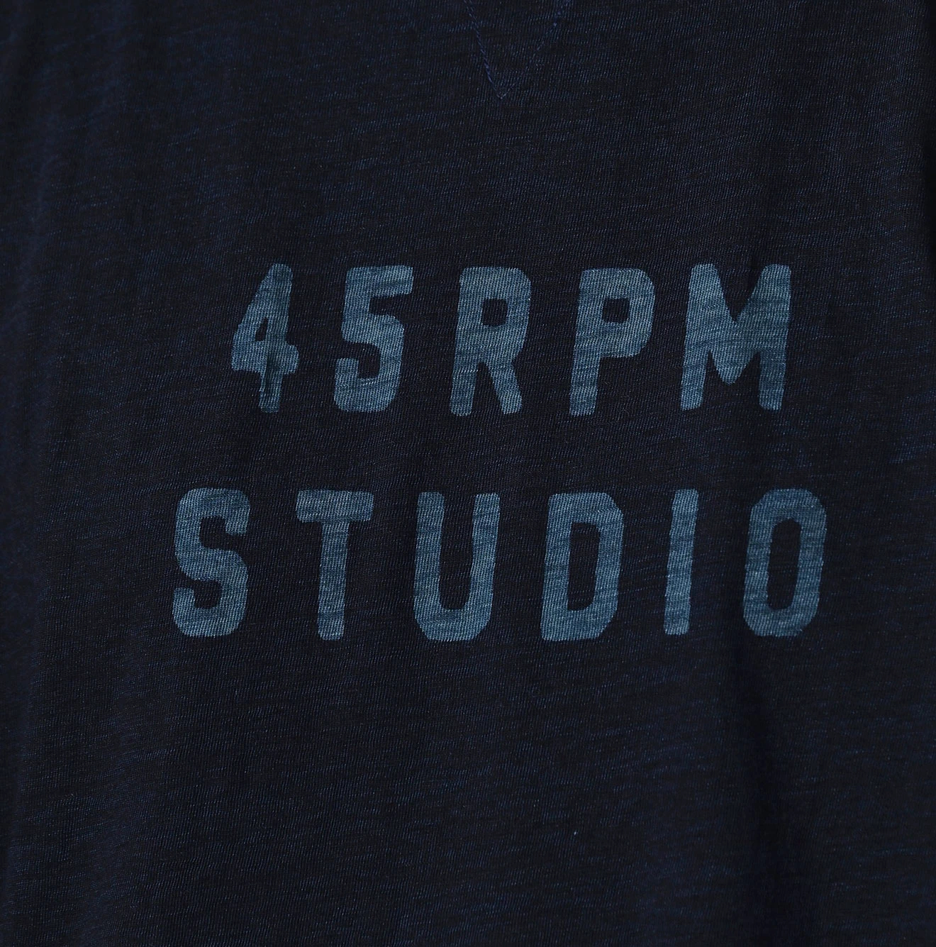 45R(フォーティファイブアール) |ロゴプリントの908長袖海比古Tシャツ（インディゴ）