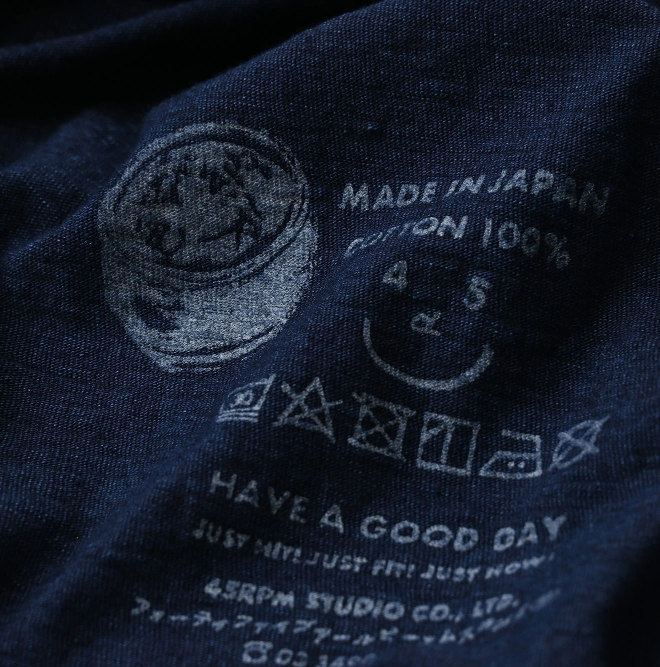 45R(フォーティファイブアール) |ロゴプリントの908長袖海比古Tシャツ（インディゴ）