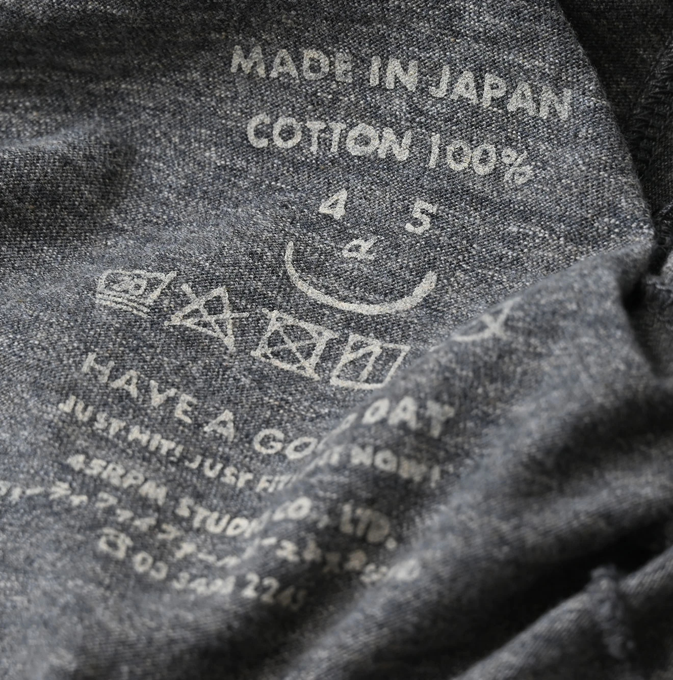 45R(フォーティファイブアール) |In the rawプリントのギャザーM比女Tシャツ（トップ）
