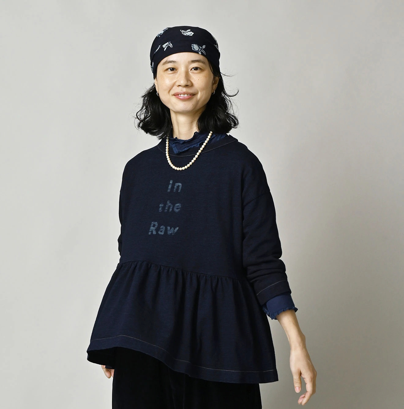 45R(フォーティファイブアール) |In the rawプリントのギャザーM比女Tシャツ（インディゴ）
