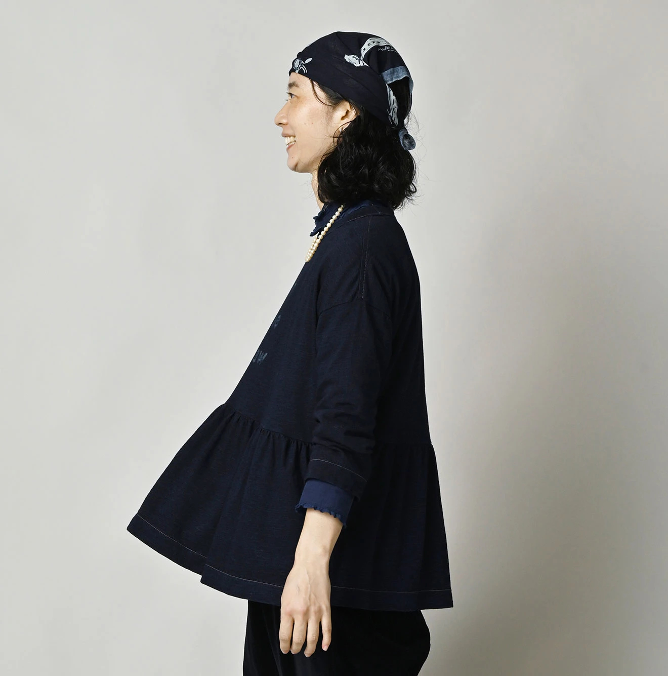 45R(フォーティファイブアール) |In the rawプリントのギャザーM比女Tシャツ（インディゴ）