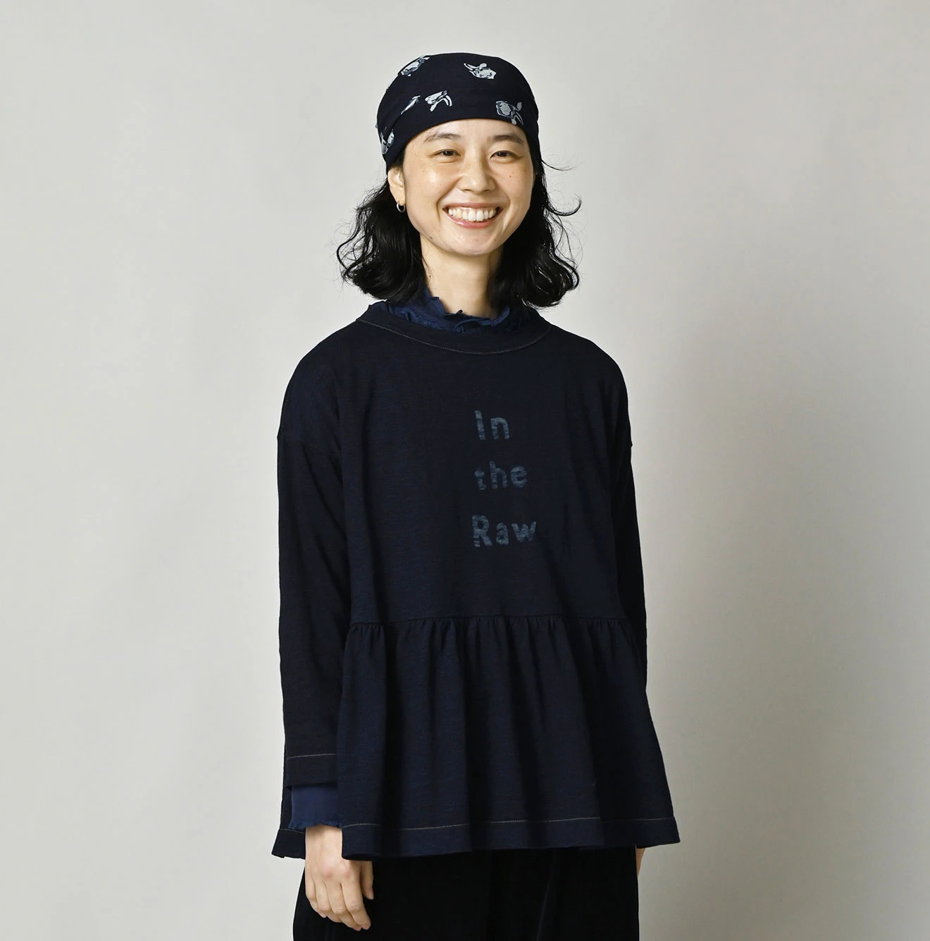 45R(フォーティファイブアール) |In the rawプリントのギャザーM比女Tシャツ（インディゴ）