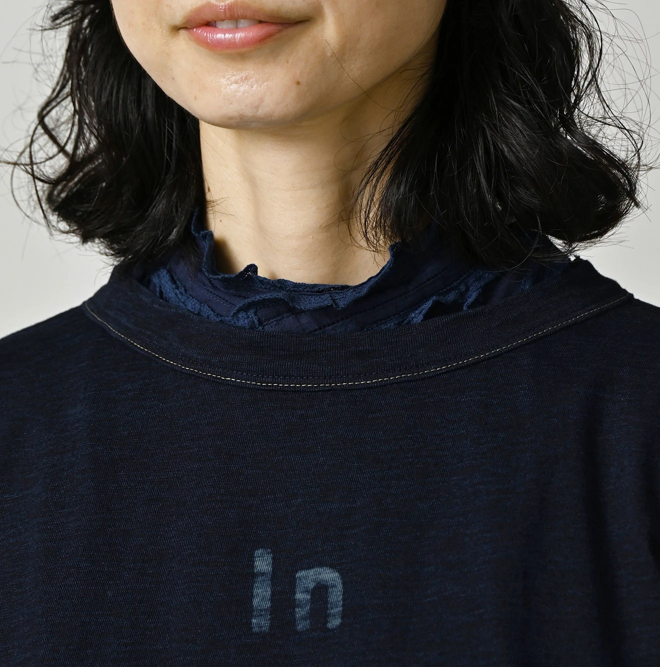 45R(フォーティファイブアール) |In the rawプリントのギャザーM比女Tシャツ（インディゴ）