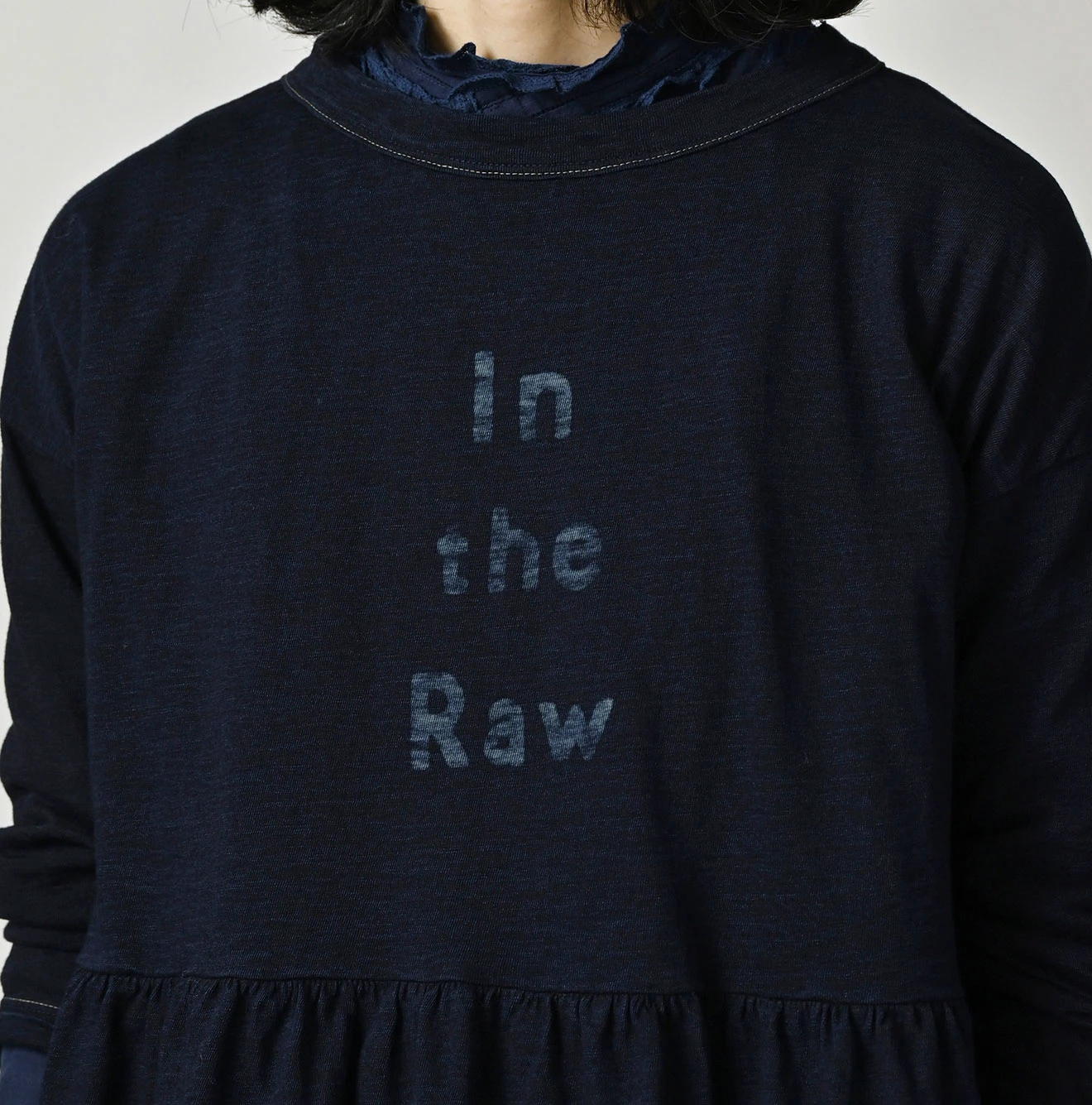 45R(フォーティファイブアール) |In the rawプリントのギャザーM比女Tシャツ（インディゴ）