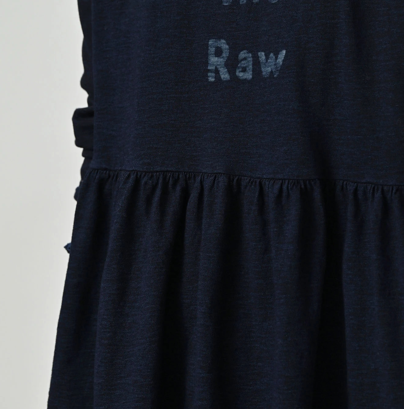 45R(フォーティファイブアール) |In the rawプリントのギャザーM比女Tシャツ（インディゴ）