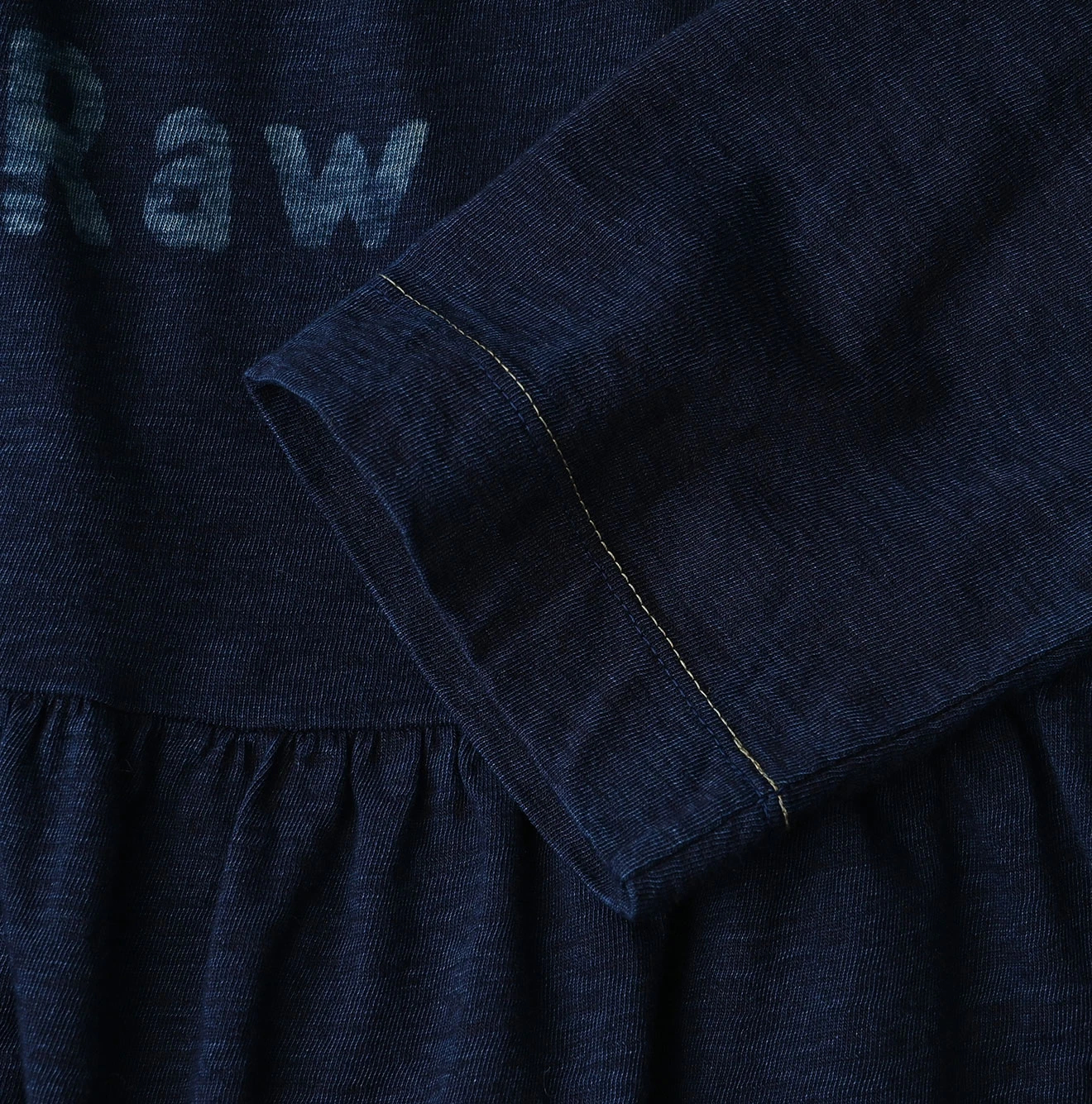 45R(フォーティファイブアール) |In the rawプリントのギャザーM比女Tシャツ（インディゴ）