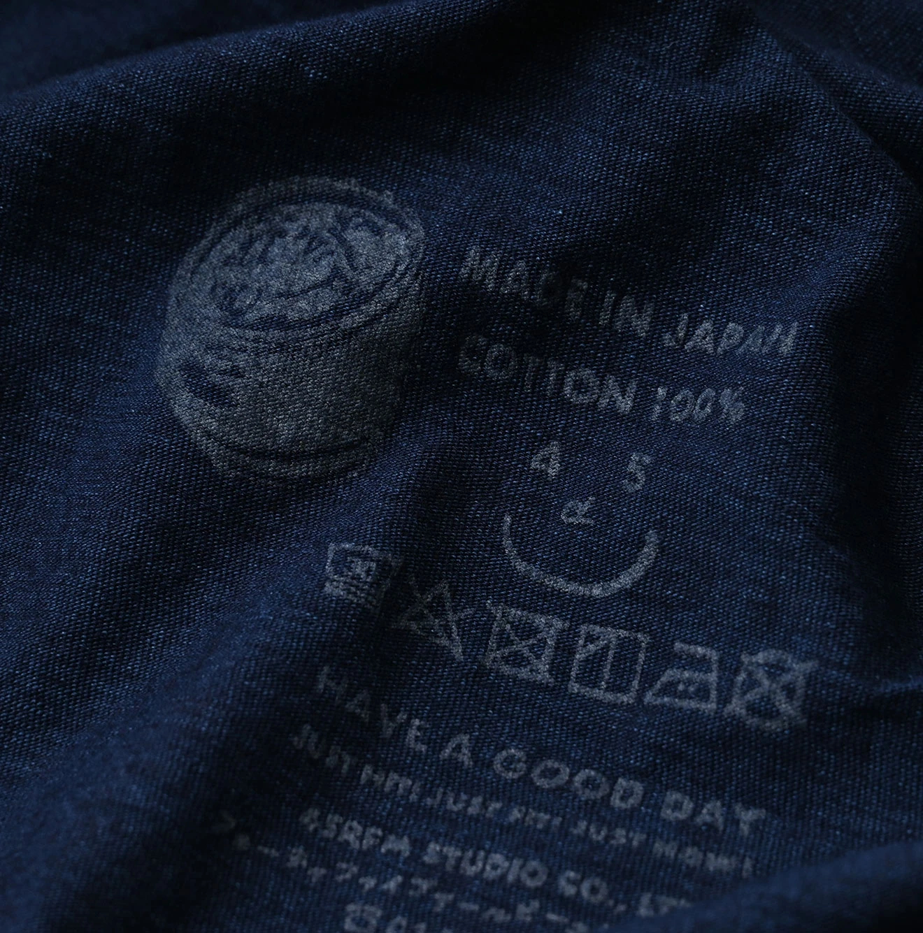 45R(フォーティファイブアール) |In the rawプリントのギャザーM比女Tシャツ（インディゴ）