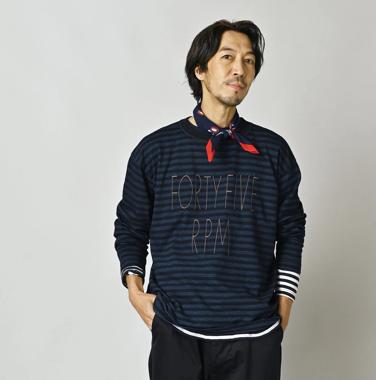 45R(フォーティファイブアール) |ボーダーロゴプリントの908長袖海比古Tシャツ（インディゴ）