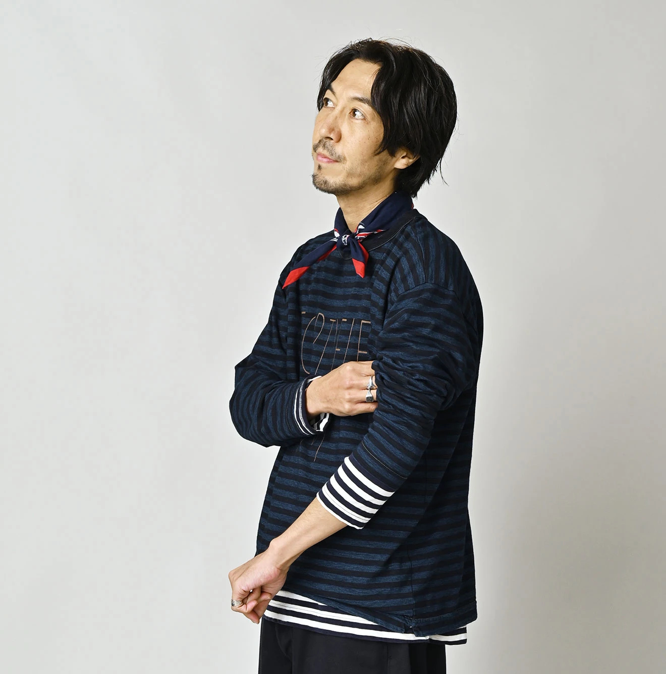 45R(フォーティファイブアール) |ボーダーロゴプリントの908長袖海比古Tシャツ（インディゴ）