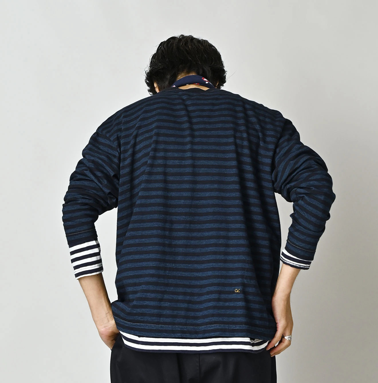 45R(フォーティファイブアール) |ボーダーロゴプリントの908長袖海比古Tシャツ（インディゴ）