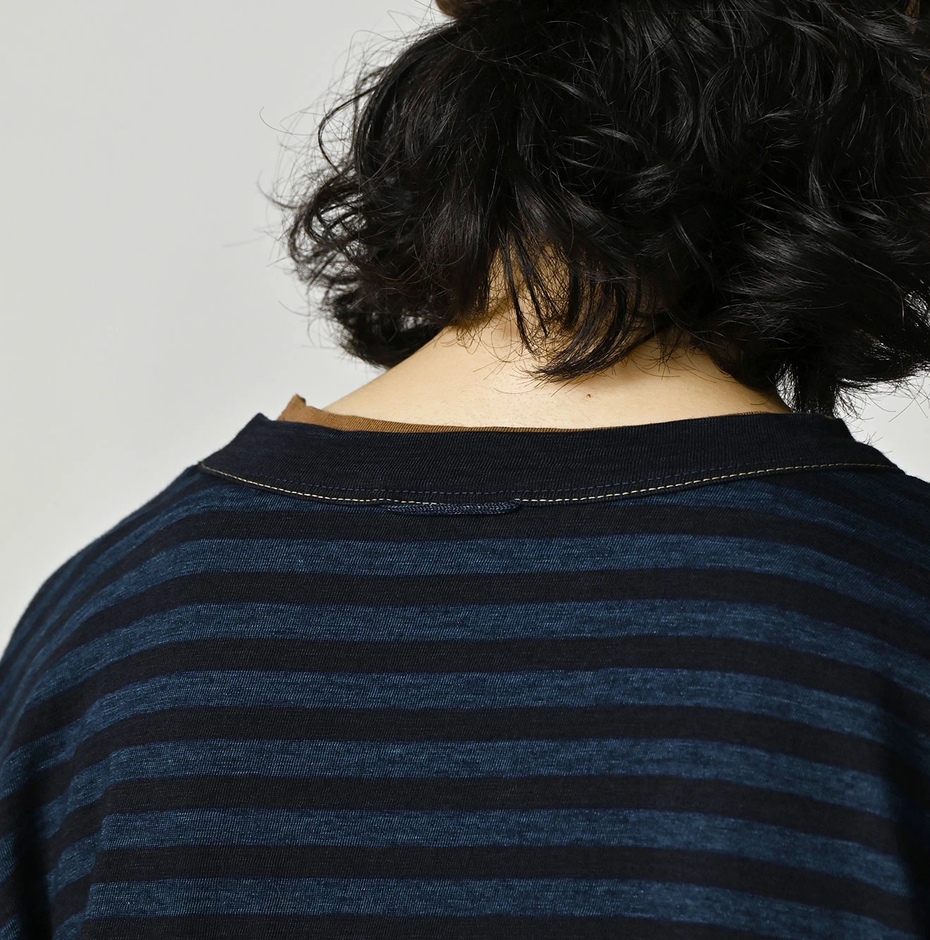 45R(フォーティファイブアール) |ボーダーロゴプリントの908長袖海比古Tシャツ（インディゴ）