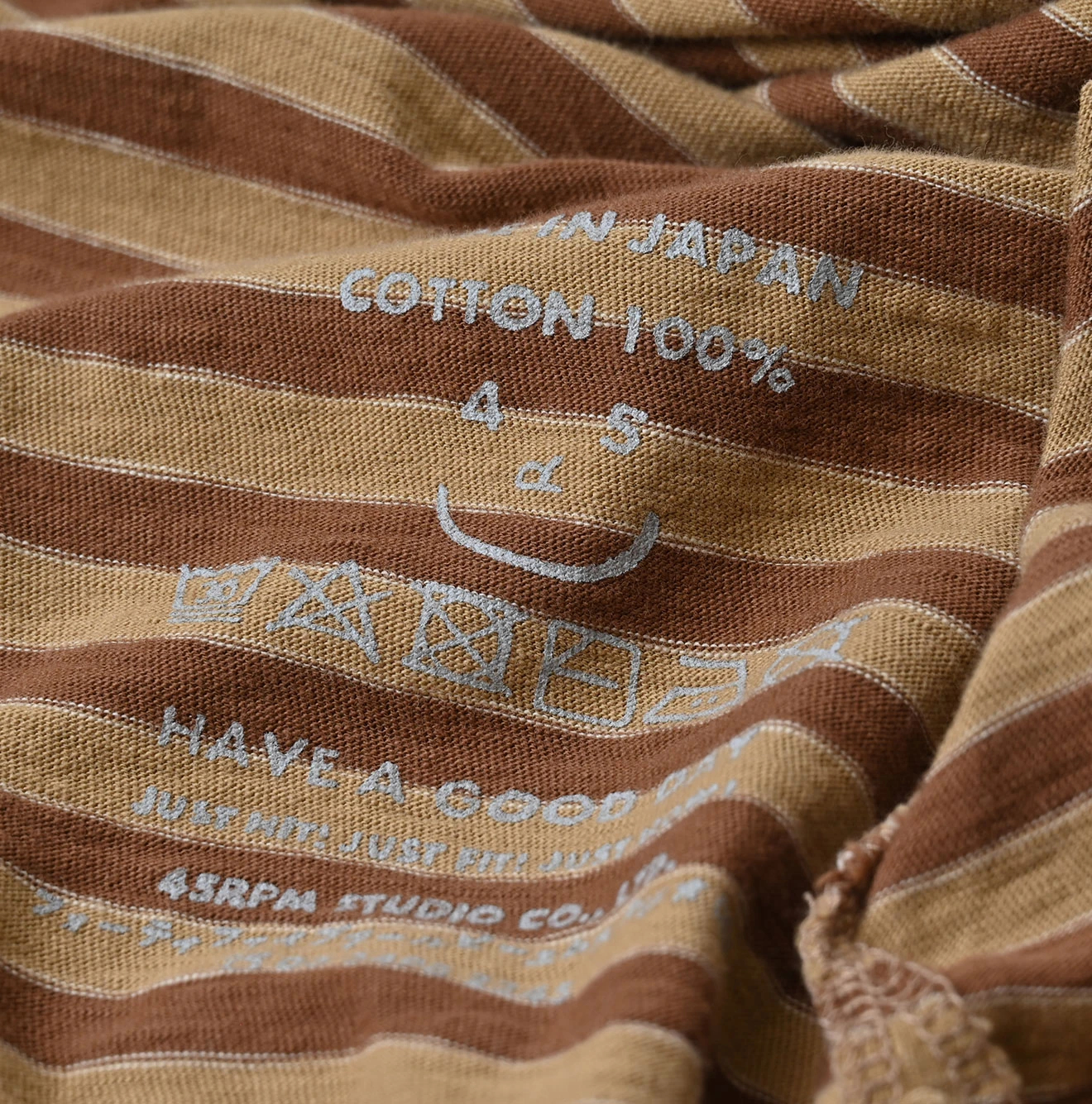 45R(フォーティファイブアール) |ボーダーベタッチゴートンくんプリントの908ビッグスリット比古Tシャツ